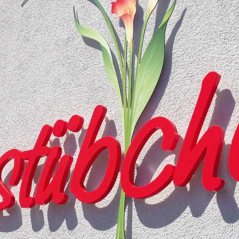 Fassadenbeschriftung mit gefrästen Buchstaben