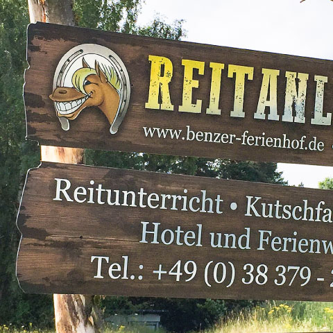 Konturgeschnittene Schilder aus Alu-Dibond