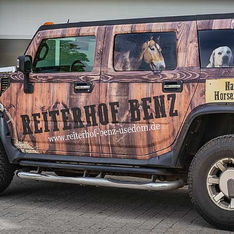 Vollverklebung eines Hummer H2 im Holzdesign